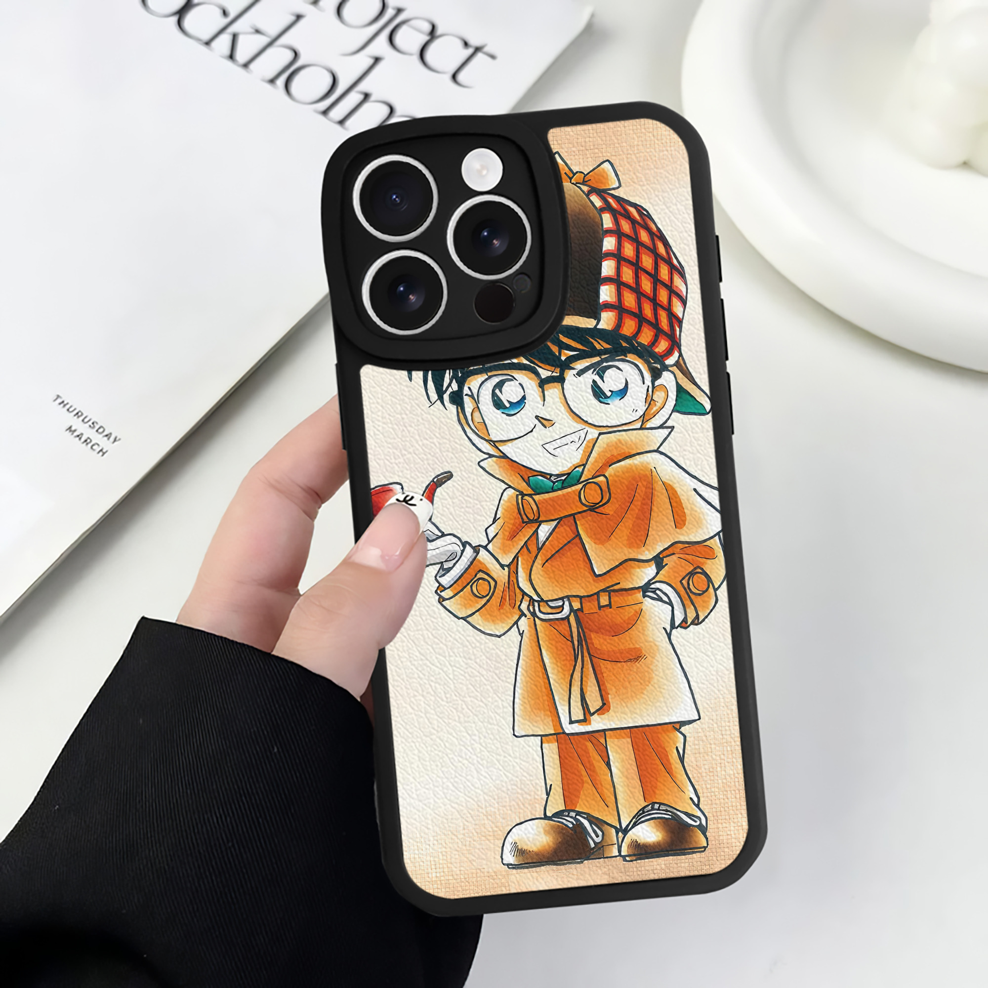 （画像用） 名探偵コナン Detective Conan 【iPhone 16シリーズ対応】シリコンスマホケース（レザー調） 材質：シリコン